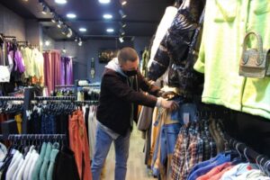 Mağazalarda kışlık kıyafet ve ayakkabı fiyatları yükseldi. Enflasyon oranındaki artış