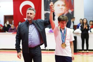 Bayraklı Belediyesi kış spor okullarına katılan sporcular yeni sezona merhaba