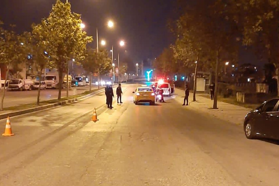 İzmir'in Bayraklı il&ccedil;esinde, sokağa &ccedil;ıkma kısıtlamasında devriye gezen ve caddelerde