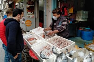 İzmir'de salgın nedeniyle hafta sonu uygulanan kısıtlamadan muaf tutulan balıkçı