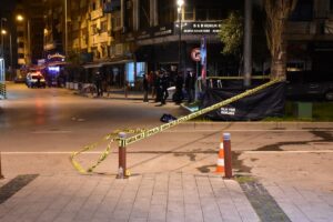 İzmir'in Konak ilçesinde, sokağa çıkma kısıtlamasının uygulandığı saatlerde, kısıtlamayı ihlal