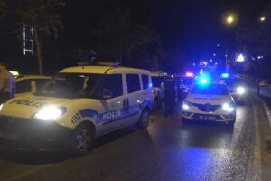 İzmir'de, sokağa çıkma kısıtlamasını ihlal eden F.K.(39), polis ekiplerinin 'Dur'