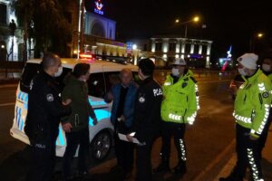 İzmir'in Konak il&ccedil;esinde kısıtlamayı ihlal ederek ters y&ouml;nde ara&ccedil; kullanan