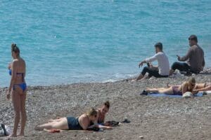 Antalya'da sokağa &ccedil;ıkma kısıtlamasından muaf olan turistler, sıcak havayı fırsat