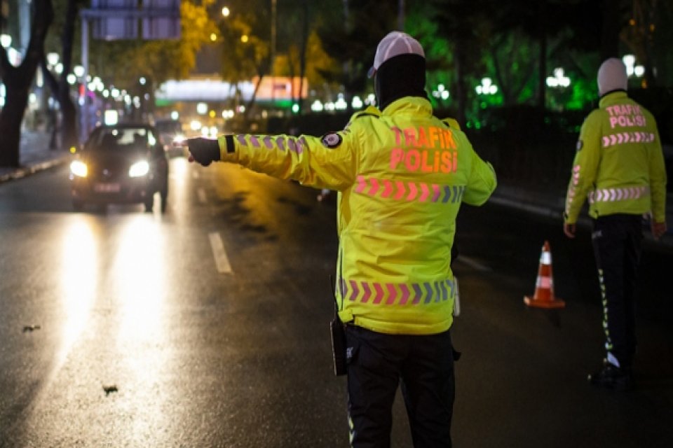 hafta içi 21.00 ila 05.00 saatleri arasında, hafta sonu ise