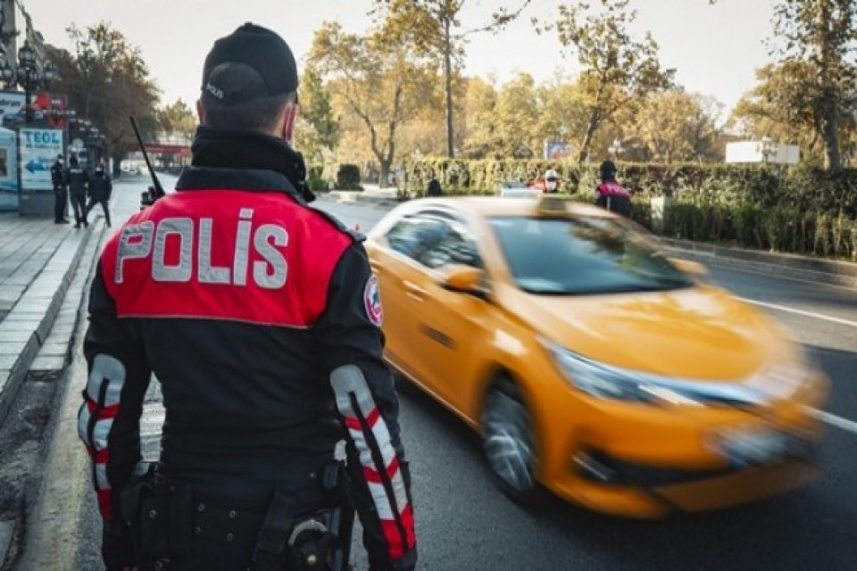 Hafta içi 21.00 ila 05.00 saatleri arasında, hafta sonu ise