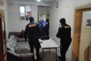 Denizli'nin Merkezefendi ilçesinde, koronavirüs tedbirlerini ihlal ederek gecekonduda kumar oynadıkları