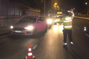 İzmir'de, sokağa çıkma kısıtlaması nedeniyle kentin işlek yerlerinden Anadolu Caddesi'nde
