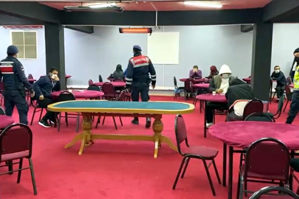 İzmir'in Bornova ilçesinde, sokağa çıkma kısıtlamasını ihlal ederek, gittikleri çay