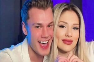Yarışma programı Kısmetse Olur'dan diskalifiye edilen&nbsp;Ayb&uuml;ke &Ccedil;angal&nbsp;ile&nbsp;Tolga Kandemir&nbsp;&ccedil;ifti ayrıldı. Ayrılık
