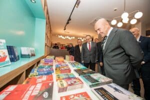 İzmir B&uuml;y&uuml;kşehir Belediyesi d&ouml;rt Kitap Kafe&rsquo;yi kentlilerin hizmetine sundu. APİKAM