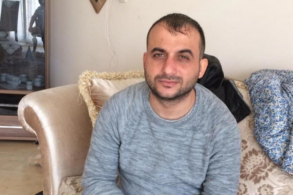 Aydın'ın Kuşadası il&ccedil;esinde, sokakta tutuşan kıyafetleri panikle &ccedil;ıkartmak isterken bir