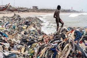 D&uuml;nyaca &uuml;nl&uuml; hazır giyim markalarının geri d&ouml;n&uuml;şt&uuml;r&uuml;lmeyen kıyafetleri Afrika'da toplanırken,