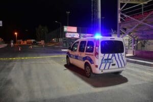 İzmir'in Karşıyaka il&ccedil;esinde, iddiaya g&ouml;re halı sahada ma&ccedil; yapan kişilerin