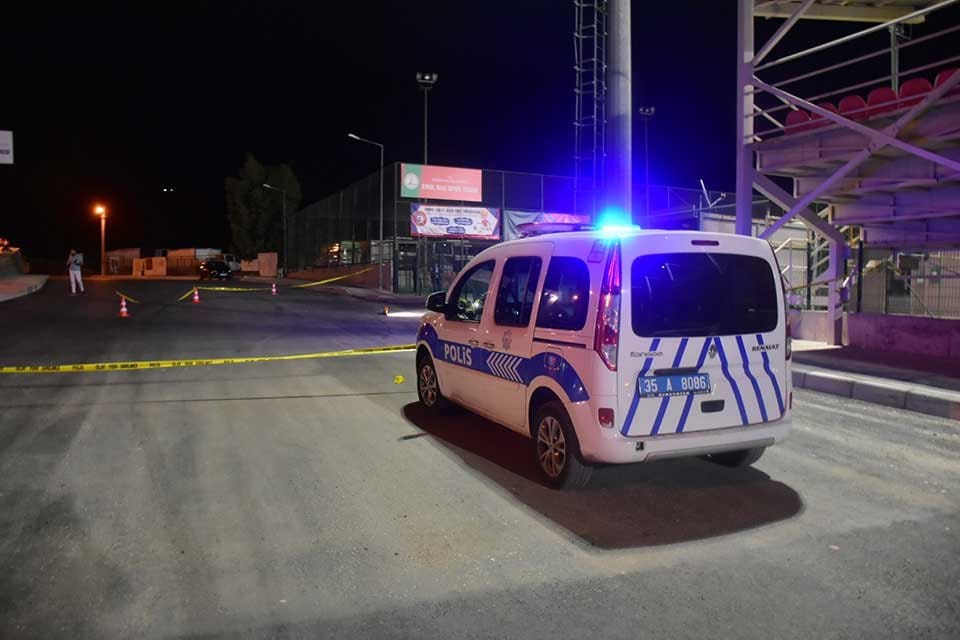 İzmir'in Karşıyaka il&ccedil;esinde, iddiaya g&ouml;re halı sahada ma&ccedil; yapan kişilerin