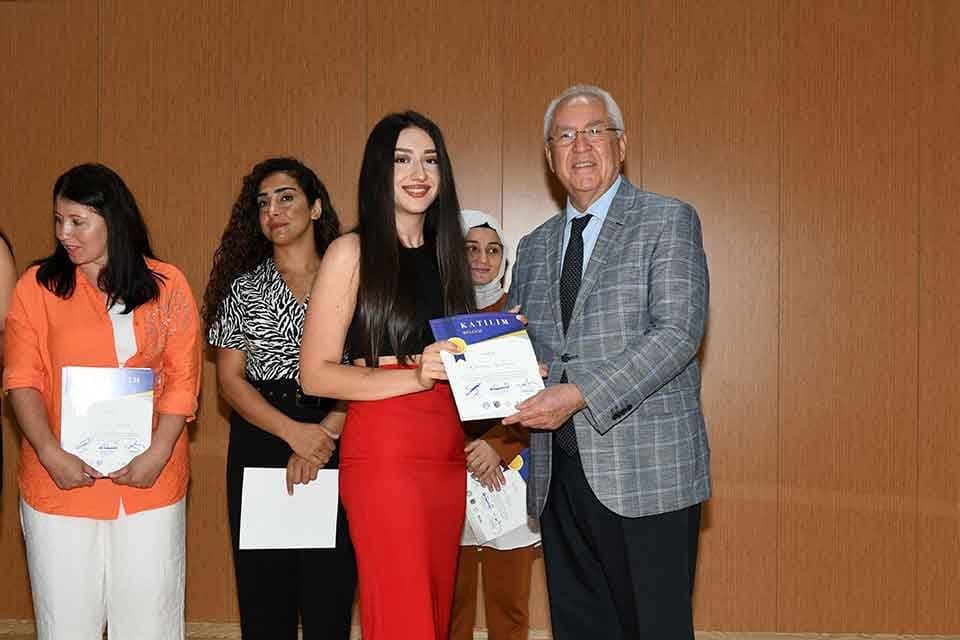 Karabağlar Belediyesi Semt Merkezleri'ndeki 25 kadına, Karabağlar Kent Konseyi ve