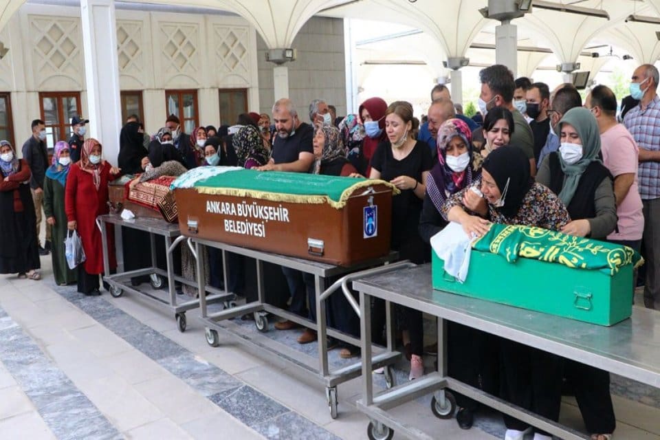 Ankara'da kızı Meryem ile torunları Merve ve &Ouml;mer İsmail Atsak'ı