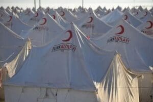 Maraş merkezli depremlerin &uuml;&ccedil;&uuml;nc&uuml; g&uuml;n&uuml;nde elindeki &ccedil;adırları parayla satması g&uuml;ndem
