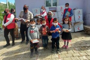 T&uuml;rk Kızılay İzmir Şubesi, Hakkari'de yer alan 13 k&ouml;y okulundaki