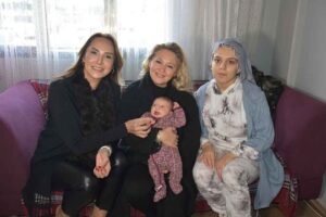 İZMİR'de, T&uuml;rk Kızılay'ı tarafından hayata ge&ccedil;irilen 'Hoş Geldin Bebek' projesiyle,