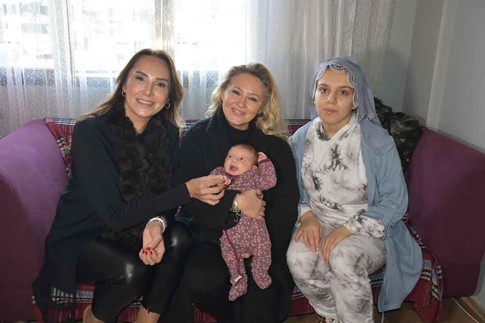 İZMİR'de, T&uuml;rk Kızılay'ı tarafından hayata ge&ccedil;irilen 'Hoş Geldin Bebek' projesiyle,