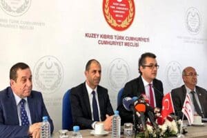KKTC'de bug&uuml;n yeni h&uuml;k&uuml;metin g&uuml;venoylaması yapılacaktı. Ancak koalisyonu oluşturan &uuml;&ccedil;