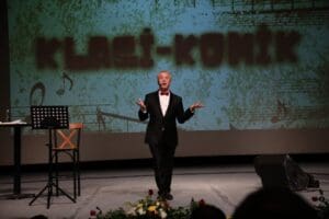 &Uuml;nl&uuml; sanat&ccedil;ı Metin Uca, Bayraklı Belediyesinin ev sahipliğinde sahnelenen m&uuml;zikal