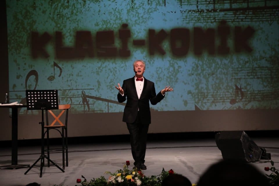 &Uuml;nl&uuml; sanat&ccedil;ı Metin Uca, Bayraklı Belediyesinin ev sahipliğinde sahnelenen m&uuml;zikal