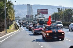 İzmir Klasik Otomobil Derneği &uuml;yeleri, 29 Ekim Cumhuriyet Bayramı kapsamında,