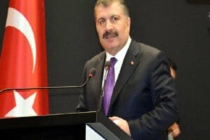 N&ouml;bet sorununun &uuml;stesinden b&uuml;t&uuml;n&uuml;yle gelinecek bir sorun olmadığını s&ouml;yleyen Bakan