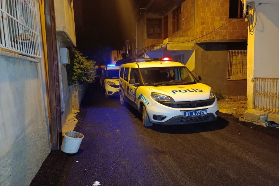 Olay, saat 01.00 sıralarında merkez Seyhan il&ccedil;esine bağlı Barış Mahallesi'nde