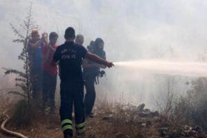 Kocaeli&nbsp;Gebze'de &ccedil;ıkan yangına ekiplerin havadan ve karadan m&uuml;dahalesi s&uuml;r&uuml;yor. Yangının