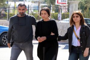 Denizli'nin Pamukkale il&ccedil;esinde tartıştığı eşi Barış Selahattin Ener'i (55) sırtından