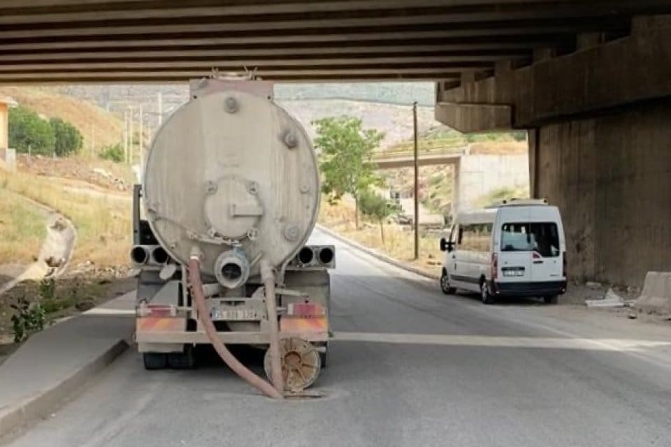 Yapımı s&uuml;ren İzmir Şehir Hastanesi&rsquo;nin şantiyesine ait atık suların vidanj&ouml;rlerle