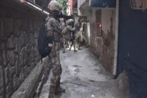 İstanbul'da, "torbacı" olarak tabir edilen uyuşturucu satıcılarına y&ouml;nelik 32 il&ccedil;ede