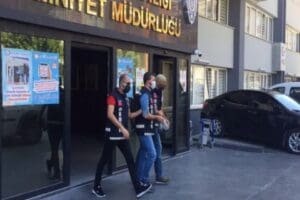 Komşularını kesici aletle &ouml;ld&uuml;rmekten yargılanan anne-oğul, savunma yapmak i&ccedil;in akıl