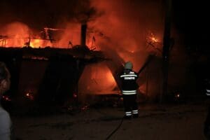 Manisa'nın Kula il&ccedil;esinde, yan yana oturan iki kardeşin tek katlı