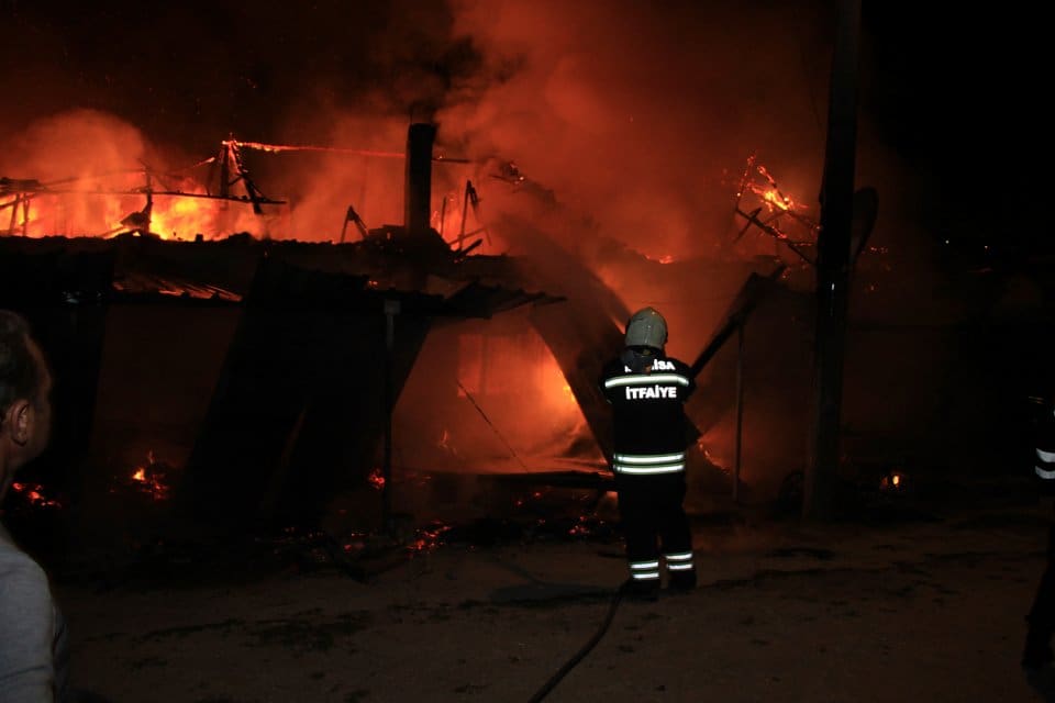 Manisa'nın Kula il&ccedil;esinde, yan yana oturan iki kardeşin tek katlı