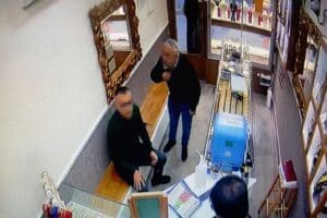 Manisa'da,&nbsp;altın alışverişinde bulundukları karşı komşuları M.G.'nin, 1 ayda 6 kez