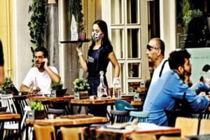 Yunan h&uuml;k&uuml;meti, hem salgını sınırlamak hem de aşı yaptırmamakta ısrar