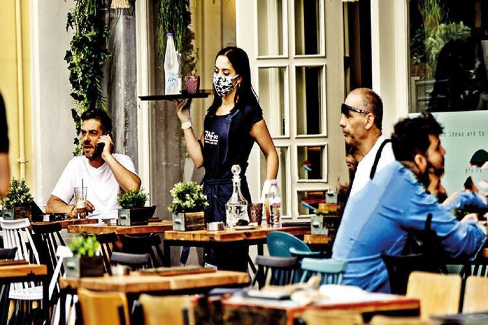 Yunan h&uuml;k&uuml;meti, hem salgını sınırlamak hem de aşı yaptırmamakta ısrar