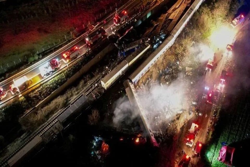 Yunanistan'da yolcu treni ile y&uuml;k treni&nbsp;&ccedil;arpıştı. Kazada ilk belirlemelere g&ouml;re