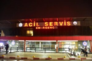 İZMİR’in Karabağlar ilçesinde, henüz belirlenemeyen bir nedenle komşular arasında çıkan
