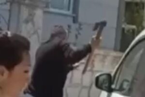 Sakarya&rsquo;da bir kişi g&uuml;r&uuml;lt&uuml;&nbsp;nedeniyle&nbsp;daha &ouml;nce tartışma yaşadığı polis komşusuna baltayla