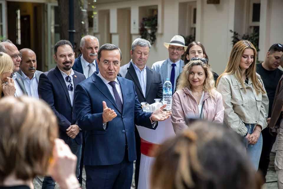 Konak Belediye Başkanı Abd&uuml;l Batur, 11 &uuml;lkeden İzmir&rsquo;e gelen &uuml;niversite