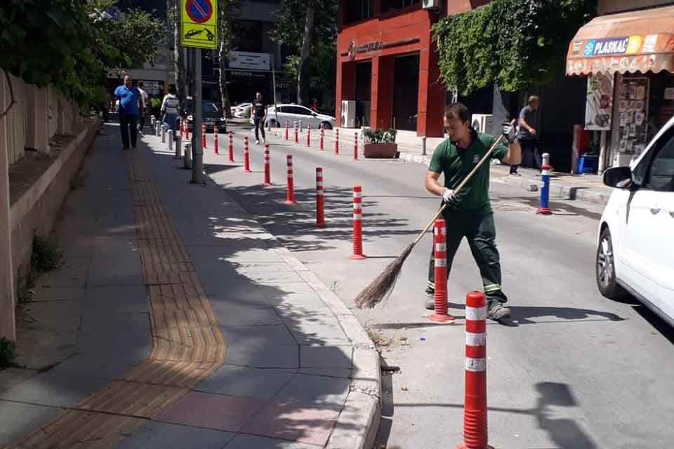 Konak Belediyesi Temizlik İşlerine bağlı ekipler, il&ccedil;enin d&ouml;rt bir yanında