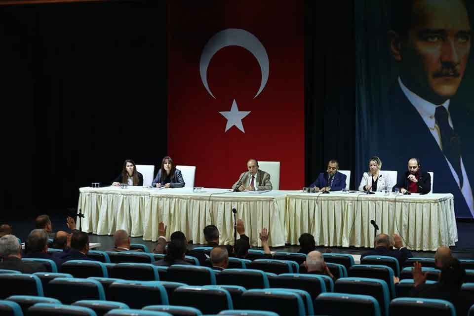 2022 yılının son toplantısı i&ccedil;in bir araya gelen Konak Belediyesi