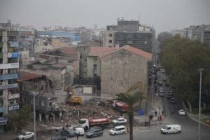 Konak Belediyesi&rsquo;nin Basmane&rsquo;deki hizmet binasının yıkımının tamamlanmasının ardından, bina yanındaki