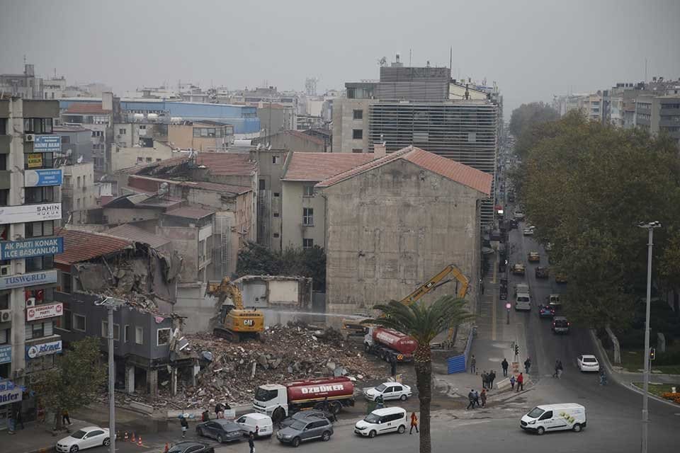 Konak Belediyesi&rsquo;nin Basmane&rsquo;deki hizmet binasının yıkımının tamamlanmasının ardından, bina yanındaki