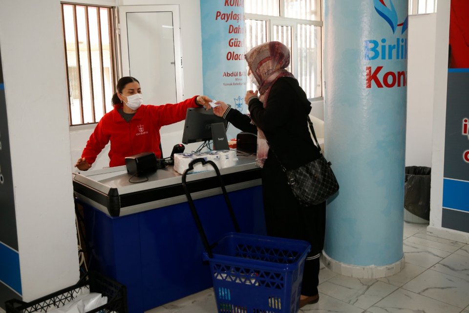 Konak Belediyesi, Ramazan ayında da ihtiya&ccedil; sahibi vatandaşlarının yanında oldu.